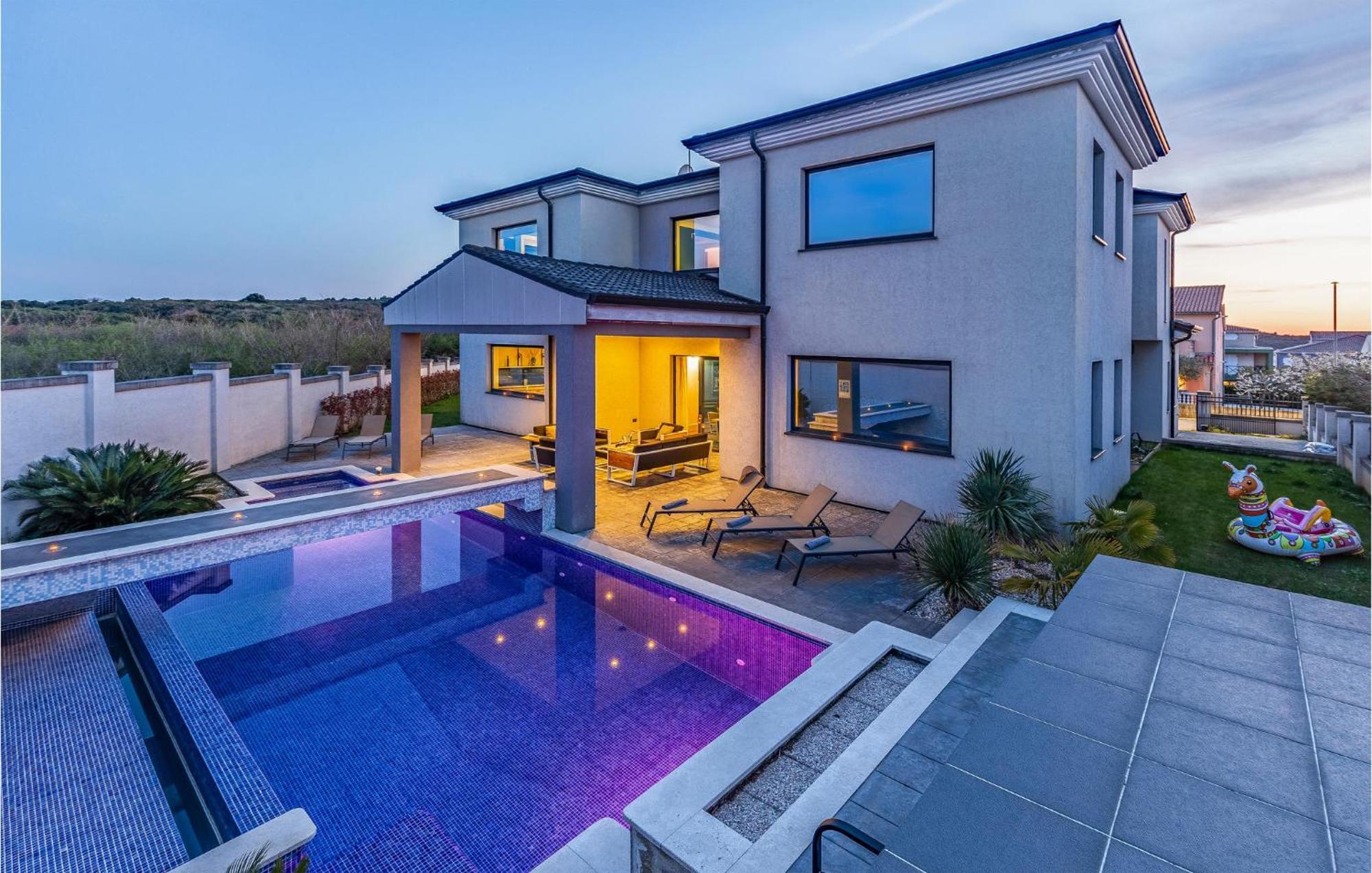 Lovely In With Jacuzzi Banjole